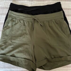 Old Navy Green and Black Athletic Shorts Lightweight Stretchy Fit
